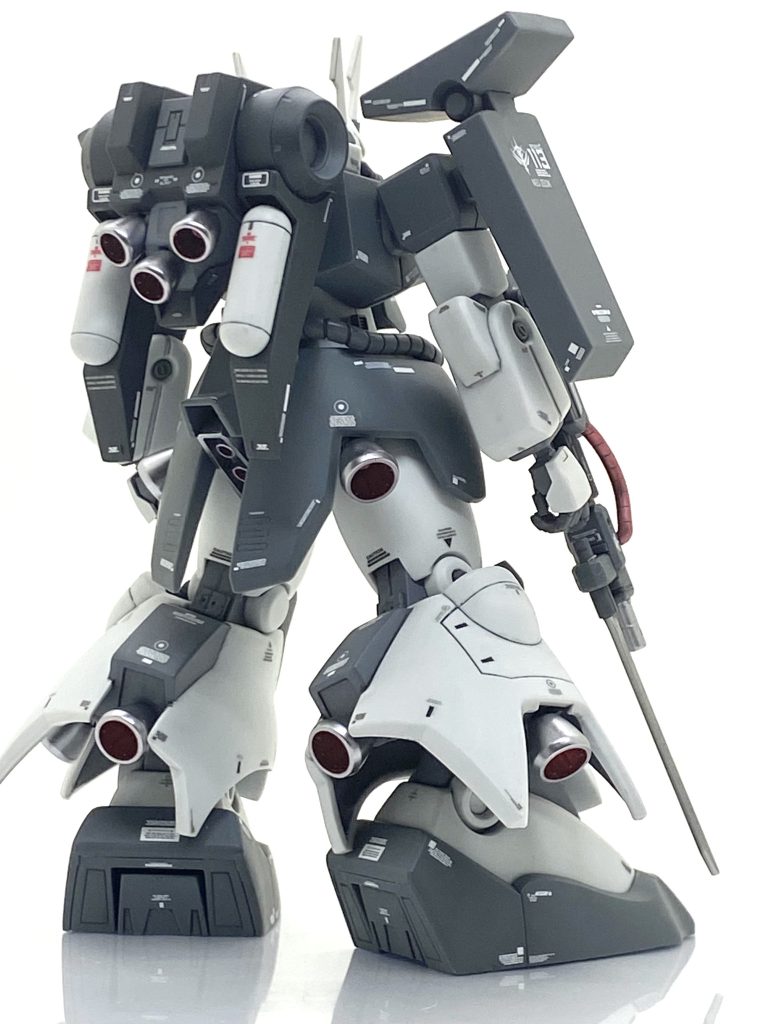 関節のダークグレーがあまり良い色ではなかったので今回もメカサフライトにしました・・・系統的には次代当たる以前作りましたギラ・ドーガも同じ色で関節を塗りました。ザクⅢ改とほぼ同じ個所を塗り、共通性を出す様にしています。ドーベン・ウルフの時もザクⅢ改の時も市販のディテールアップパーツを使っていたので今回もセイラマスオ先生デザインによるHJモデラーズパーツ ディテールプレートやコトブキヤのM.S.G プラユニットを貼っています。特に左肩のショルダーアーマーはモロにダボが見えるので測って切りましたプラ版の上にディテールプレートを貼り、それを貼って少しはマシにしました。手はコトブキヤのM.S.G ハンドユニットにしましたがこのままだと武器が持てないので真鍮線で固定してます・・・やはり手に穴が開いてない市販パーツの方が引き締まります。