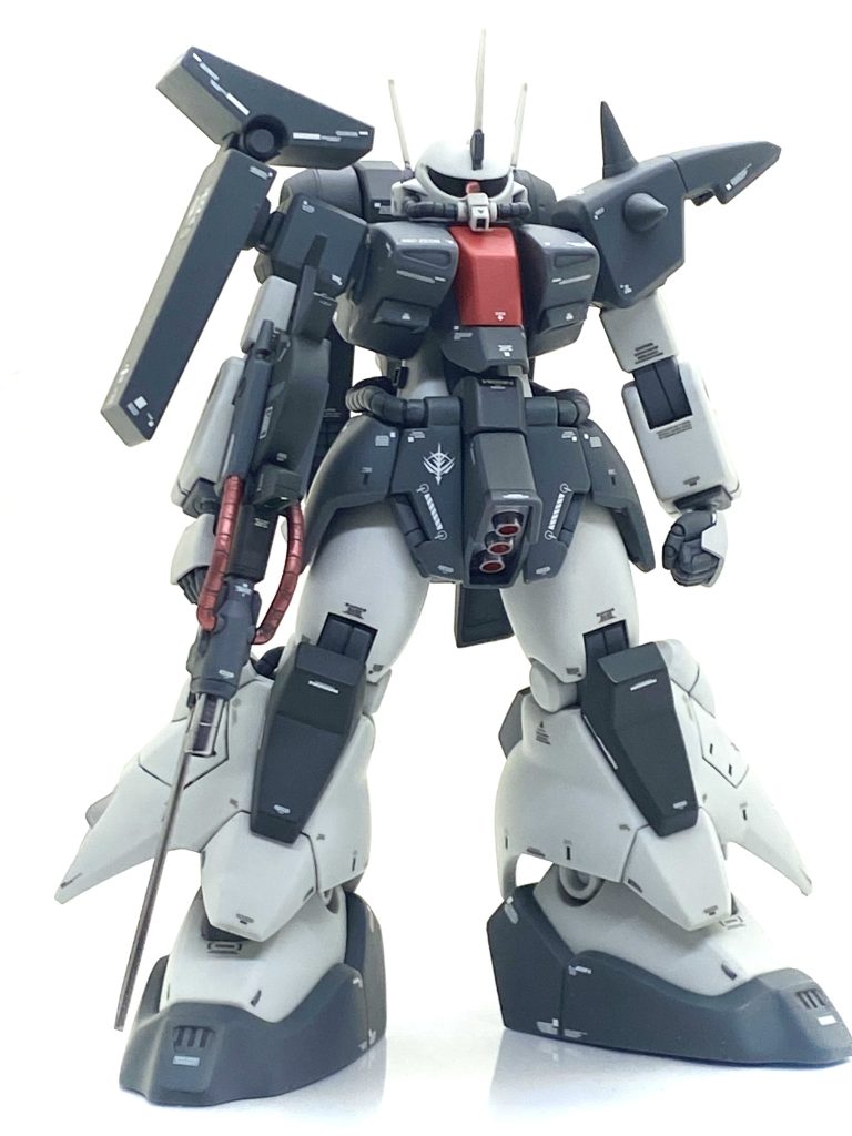 HGUC ザクⅢを成形色仕上げ＋αで作ってみました。当初は1月初旬にありました展示会で自分の展示品テーマが機動戦士ガンダムZZでしたから展示する予定でしたが・・・前作のドーベン・ウルフが完成に一月近く掛かってしまい、12月下旬からすぐに製作を始めたのですが間に合いませんでした。自分の製作に一番時間が掛かるのがデカール貼りでこのクラスの大きさですと5日は掛かるので・・・ここだけは手抜きが全く出来ませんから展示会に出すのは諦めてじっくり貼る事にしました。今回のテーマはプチディテールアップと目立つ箇所の合わせ目をキチンと消す事で(笑)、最近はろくに合わせ目を消さず段落ちモールドにして逃げていたので・・・活かせる箇所はモールドにしつつもなるべくは合わせ目を消して丁寧に仕上げようと思います。