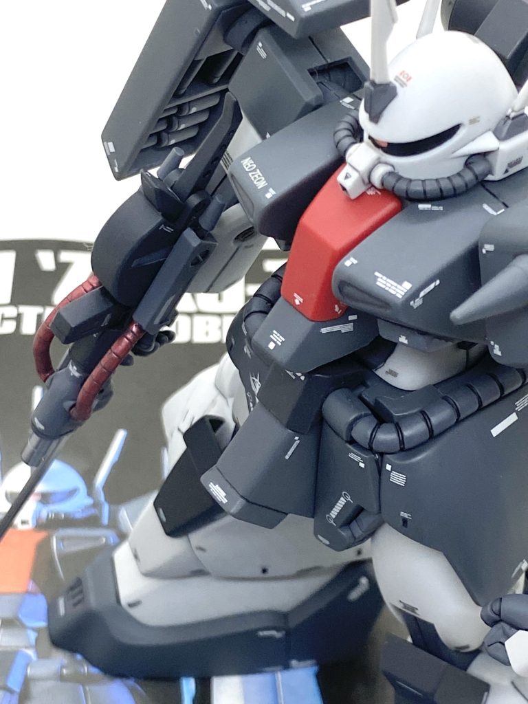 最後は説明書と。こりらも20年選手でありますザクⅢですがカッコ良さとボリュームさが両立されていて、そのまま組んでもある程度は再現されていると思います。合わせ目が多いですし、可動もそれほど広くはないですが、ザクⅢ改の時と同じく素立ちが決まる事だけを考えたので可動については考えず、合わせ目も専用のガンダムカラーのおかげで問題が無くディテールアップパーツのおかげでまずまずのが完成しました。最初期のHGUCのキットは手の造形が甘いのが多く、今は市販のパーツや3Ⅾプリンターでの造形の良いハンドパーツが多数有るので、やや小さめの手に取り替えますとカトキハジメ氏の設定画風になりカッコ良くなると思います。展示会に出せなかったのは大変残念でしたが自分は機動戦士ガンダムZZの機体を全部製作したいという願望があるのでまた一つ目標が達成出来て満足しています。ご覧して頂きありがとうございました。
