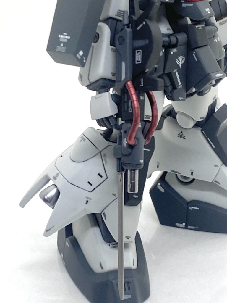 ビーム・ライフルの銃剣はメタリックにしたのですが・・・マスキングテープ剥がした際に塗膜も剝がれてしまい、塗り直しました。