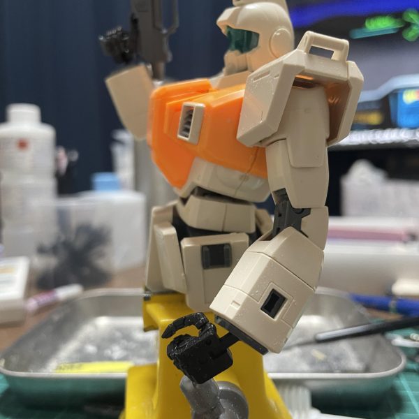 MGの陸戦型ジム。2001年に発売とのことで、腰の可動など制限やそもそもモナカ構造でカットされていたり、、、すこし今風に近づけるため、頭と腰、リアアーマーにボールジョイントを仕込んで可動させました。イグルーの陸戦型ジムが好きなので、近づけたいと思います。（5枚目）