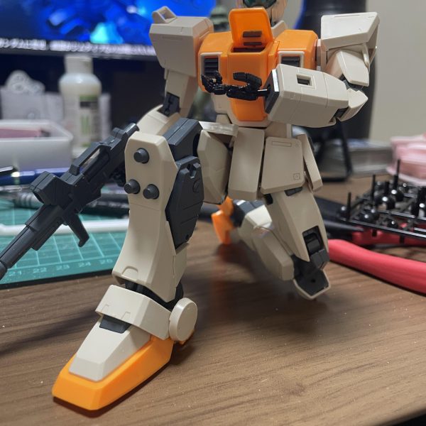 MGの陸戦型ジム。2001年に発売とのことで、腰の可動など制限やそもそもモナカ構造でカットされていたり、、、すこし今風に近づけるため、頭と腰、リアアーマーにボールジョイントを仕込んで可動させました。イグルーの陸戦型ジムが好きなので、近づけたいと思います。（6枚目）