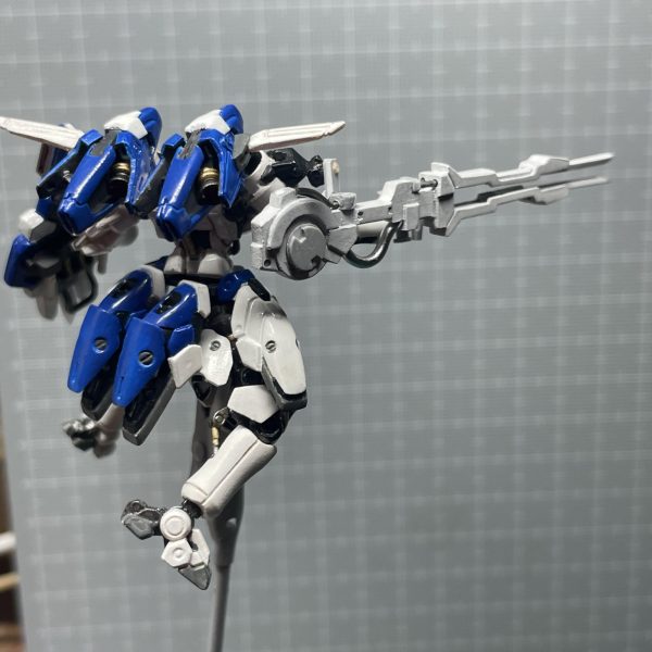 1時間かけてやっとメガキャノン仮接続出来ました。遅々として進まず。やる前から分かってたことですが本体とキャノンのディティール格差がヤバいです。かと言ってもっとこうすればとかのアイデアも無いのでこの辺りで妥協です。あとは肩アーマーつければ概ね完成ですが、下手な物被せてダサくなるぐらいなら無しでいいんじゃね？って気持ちと、アーマー無かったらⅢじゃねーよという気持ちがバトルしております。（2枚目）