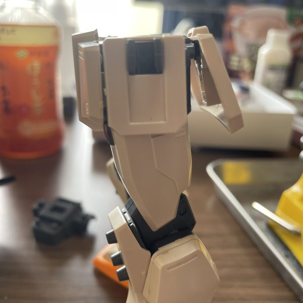 MGの陸戦型ジム。2001年に発売とのことで、腰の可動など制限やそもそもモナカ構造でカットされていたり、、、すこし今風に近づけるため、頭と腰、リアアーマーにボールジョイントを仕込んで可動させました。イグルーの陸戦型ジムが好きなので、近づけたいと思います。（2枚目）