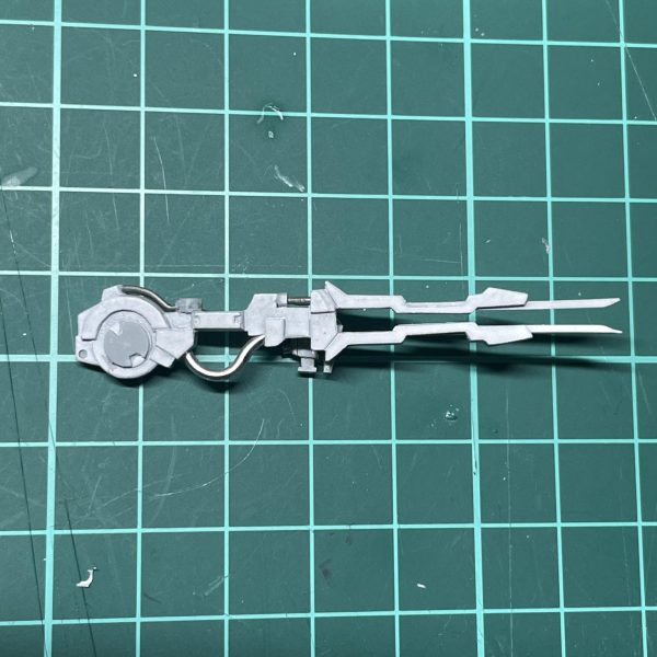 1時間かけてやっとメガキャノン仮接続出来ました。遅々として進まず。やる前から分かってたことですが本体とキャノンのディティール格差がヤバいです。かと言ってもっとこうすればとかのアイデアも無いのでこの辺りで妥協です。あとは肩アーマーつければ概ね完成ですが、下手な物被せてダサくなるぐらいなら無しでいいんじゃね？って気持ちと、アーマー無かったらⅢじゃねーよという気持ちがバトルしております。（3枚目）