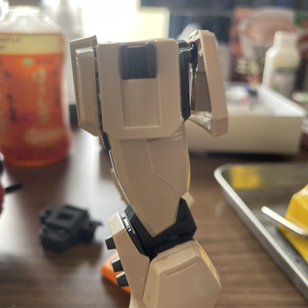 MGの陸戦型ジム。2001年に発売とのことで、腰の可動など制限やそもそもモナカ構造でカットされていたり、、、すこし今風に近づけるため、頭と腰、リアアーマーにボールジョイントを仕込んで可動させました。イグルーの陸戦型ジムが好きなので、近づけたいと思います。（3枚目）