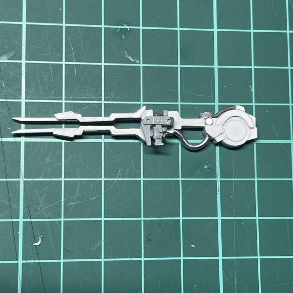 1時間かけてやっとメガキャノン仮接続出来ました。遅々として進まず。やる前から分かってたことですが本体とキャノンのディティール格差がヤバいです。かと言ってもっとこうすればとかのアイデアも無いのでこの辺りで妥協です。あとは肩アーマーつければ概ね完成ですが、下手な物被せてダサくなるぐらいなら無しでいいんじゃね？って気持ちと、アーマー無かったらⅢじゃねーよという気持ちがバトルしております。（4枚目）