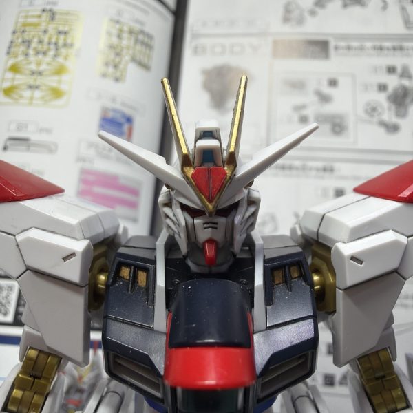 以前作ったマイティーストライクフリーダムガンダムを再製作……とは言えないですね😓ストライクフリーダムガンダム弐式を製作なんで……以前作ったヤツの事実上の手直しになります。スミ入れはペンでしたが、タミヤのスミ入れ塗料のブラックとダークグレイを使ってスミ入れし直し。脚を2〜3mm延長して、頬をヤスリで削りました。ということで本体完成✨最初の状態より完成度が善くなったと思います🤪（2枚目）