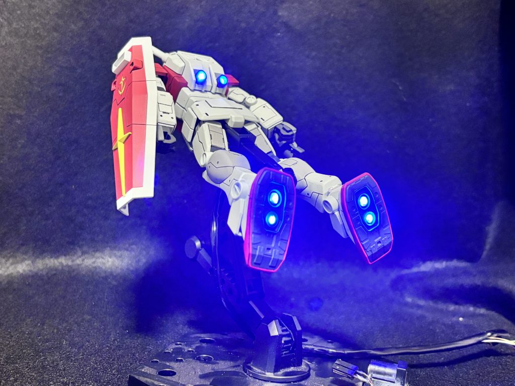 背中2個と足裏各2個づつ青色LEDで発光。スイッチを押すと発光パターンが変化するギミックもやってみました。