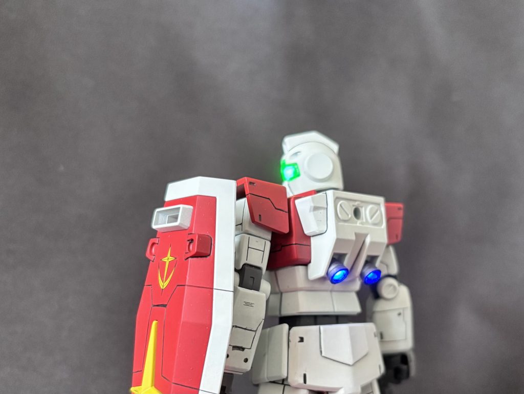 カメラアイのエアインテークをゆっくり明るさが揺らぐようにしてあります。