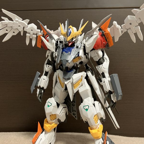 今年最初の機体としてバルバトスルプス改造機二機目の製作を始動しましたとりあえずなんか形になってきましたカラーリングは決まっててここからまた色々付け足したいと考えています完成をお楽しみに（4枚目）