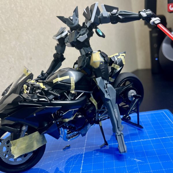 皆さま、明けましておめでとうございます。今回制作中のフラッグはコンセプト段階で可変機構をオミットする方向で進めていたため、長距離移動用のサポートメカ的なものがあればいいなと考えていました。そこで目を付けたのは戦闘機モチーフのNinja H2R、そうバイクです。フラッグ自体戦闘機っぽい意匠が多いので、Ninjaは結構相性が良いのでは？と思い、制作を進めています。バイクのプラモ自体は実は初めてということもあり、まだ仮組みが終わった段階ですが、塗装の関係上接着がほぼできない＋全然ハマらないビス止め(何度もビスを紛失しかける)という苦行を新年早々味わうことになりました。私自身バイクの知識が皆無なので、構造、部品云々はさっぱり分かりません。ということで今回は実車の設定ガン無視で制作を進めていきます(かっこよければそれで良し)。改造としては基本的に見た目が大きく変わる改造…というよりフラッグに合わせて形状を調整&ビス固定をなるべく減らす改造がメインとなります(サイズ感はピッタリなので)。その他、武器を懸架できるようにするとかアクションベースで固定できるようにするとか色々検討中です。長文失礼しました。それでは今年もよろしくお願いします。（6枚目）