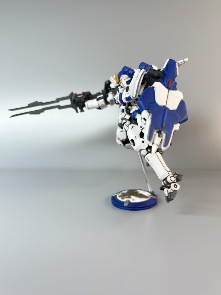 シールド、メガキャノン、肩アーマーの接続にはマグネットを使ってみました。角度保持力に難ありでしたが干渉する箇所の後ハメに非常に重宝しました。マグネットのみでは弱かったので最終的に接着してます。