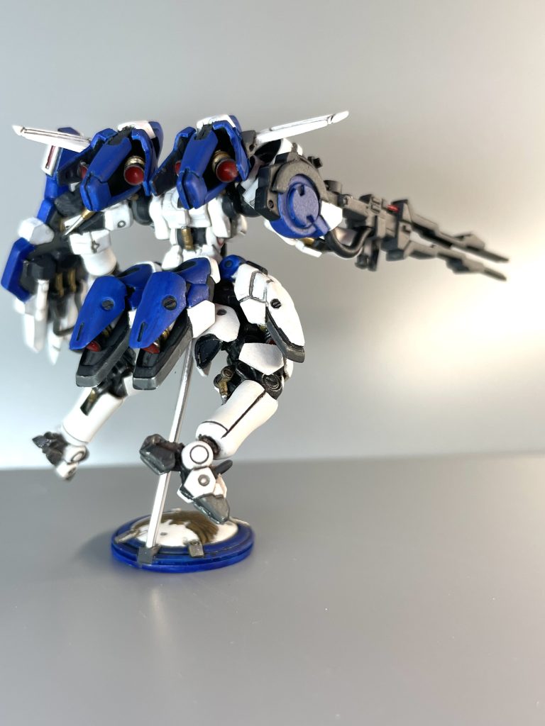 スーパーバーニアどうせならもっと派手に開けばよかったなと思います。バーニアという事はどこか別にメインスラスターがあると思うのですが、スカートのスラスターは後付け設定だったと思うので消去法でいくと股間の丸がメインスラスターという事でしょうか。