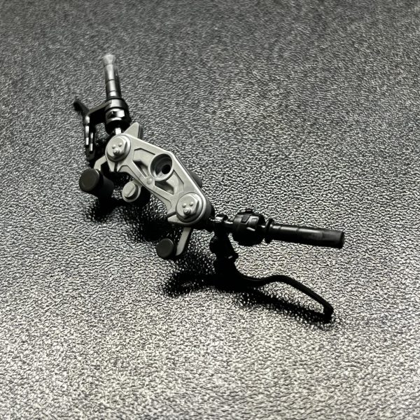 フラッグが乗る用のバイクが完成しました。人生初バイクプラモだったので、組立に苦労しましたがなんとかできました。改造箇所はハンドルのグリップとフットレストをフラッグ用に加工しています。現状フラッグのカラーリングはこのバイクとほぼ同じ感じになるかと思います(もしかしたら多少アレンジするかもだけど)。ちなみに塗料は地味にお金かけてます。武器を懸架させることも考えましたが、今回はなしにしました。また、デカールはUVライトで光るタイプのものを使用しています(ちょっとデカール貼り過ぎたかもだけど)。使用塗料は以下の通りです。共通下地:サフ→アンダーブラックⅡ・外装:カイゼリンブラックメタリック→GXクリアブラック→e-セミグロスクリアープレミアム(フッ素入)・ハンドル等:ハイファフレームメタリック→Ex-クリアー・エンジン回り:ダス・ゴーストフレームメタリック→Ex-クリアー・レッド: ダス・ゴーストフレームメタリック→GXクリアルージュ→Ex-クリアー（6枚目）