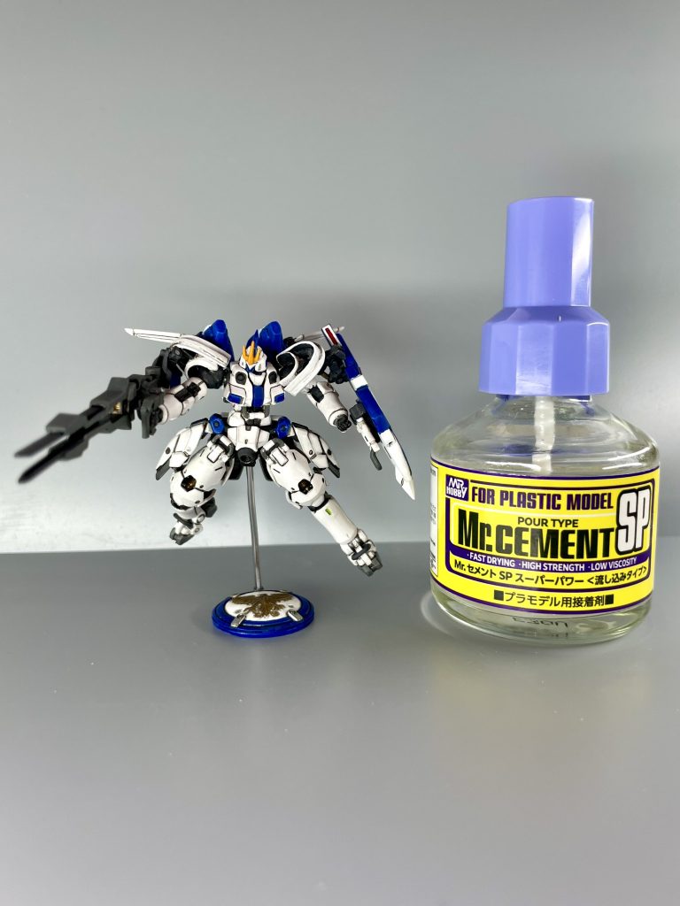 始めアクリジョンの瓶と並べて撮ったのですがいまいち小さい感が出なかったので、少し大きいMr.セメントの瓶と撮ることで小さいアピールをかさ増ししています。遠近感も使用するか悩んだのですが流石にセコいのでやめました。&nbsp;長くなりましたが最後までご閲覧ありがとうございました。まだまだ寒い日が続きますがくれぐれも火の元にはお気をつけください。