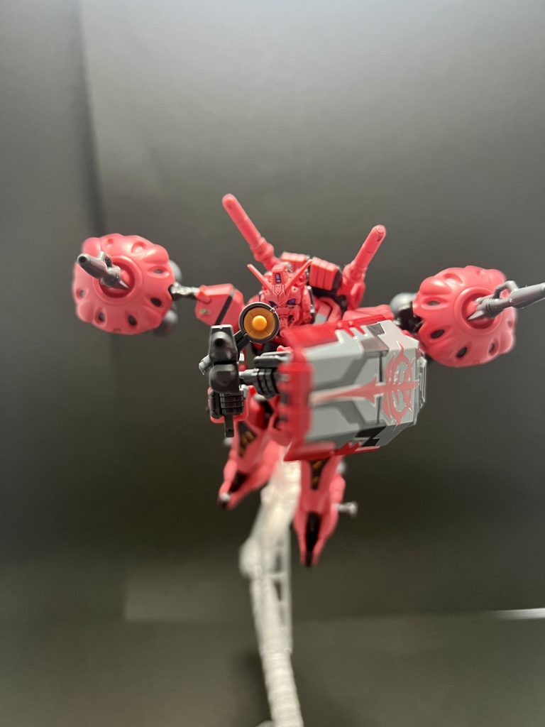 ファーストガンダムなのにファーストガンダムではないという斬新な見た目と設定のガンダムでしたね。