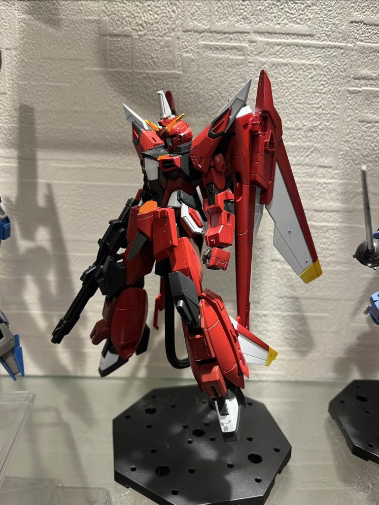 基本塗装（初期）ウィングも赤にしてましたが、黒に変更した方がspecⅡ感やメリハリでる気がしたので変更しております。失敗点・ビーム砲へのウィングの取り付け方　パタパタ可動するのですが、軸回転ができない　セイバー純正に比べると重くなっているので保持が難しそうなだったので軸回転はオミットし固定としてます。・ビーム砲の軸ポリキャップ接続なので保持力が心配軸を太らせるなどで現状大丈夫ですが、そのうち垂れてきそう・アゴイモジャが長いんですよねこれを削るか最後まで悩みましたがspecⅡ感出したかったのでそのまま使用。これは短くしてセイバーによせても良かったのかもしれません。&nbsp;・カラーリング想定より暗くなってしまった。もうすこし明るいレッドにしたかった