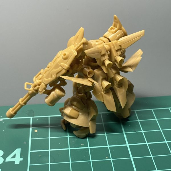 グフフライト作ります。こんなにかっこいいのに1mmも活躍せずに終わった不遇な機体ですが大好きな機体で、子供の時にHG作った思い入れのある機体です。アーティファクトアレンジ盛り盛りで最高です。（2枚目）