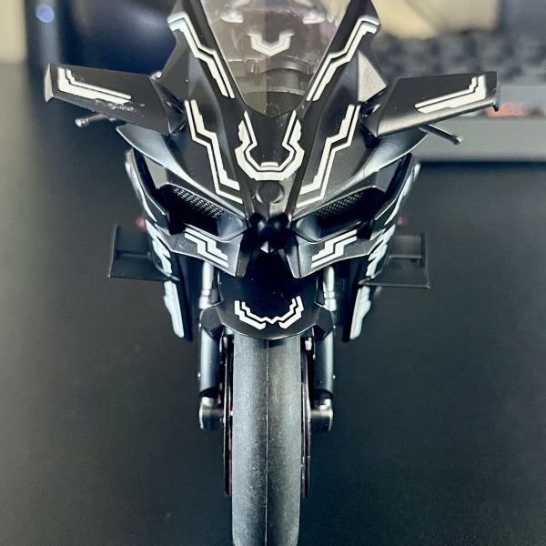 フラッグが乗る用のバイクが完成しました。人生初バイクプラモだったので、組立に苦労しましたがなんとかできました。改造箇所はハンドルのグリップとフットレストをフラッグ用に加工しています。現状フラッグのカラーリングはこのバイクとほぼ同じ感じになるかと思います(もしかしたら多少アレンジするかもだけど)。ちなみに塗料は地味にお金かけてます。武器を懸架させることも考えましたが、今回はなしにしました。また、デカールはUVライトで光るタイプのものを使用しています(ちょっとデカール貼り過ぎたかもだけど)。使用塗料は以下の通りです。共通下地:サフ→アンダーブラックⅡ・外装:カイゼリンブラックメタリック→GXクリアブラック→e-セミグロスクリアープレミアム(フッ素入)・ハンドル等:ハイファフレームメタリック→Ex-クリアー・エンジン回り:ダス・ゴーストフレームメタリック→Ex-クリアー・レッド: ダス・ゴーストフレームメタリック→GXクリアルージュ→Ex-クリアー（4枚目）