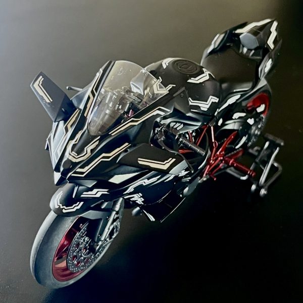 フラッグが乗る用のバイクが完成しました。人生初バイクプラモだったので、組立に苦労しましたがなんとかできました。改造箇所はハンドルのグリップとフットレストをフラッグ用に加工しています。現状フラッグのカラーリングはこのバイクとほぼ同じ感じになるかと思います(もしかしたら多少アレンジするかもだけど)。ちなみに塗料は地味にお金かけてます。武器を懸架させることも考えましたが、今回はなしにしました。また、デカールはUVライトで光るタイプのものを使用しています(ちょっとデカール貼り過ぎたかもだけど)。使用塗料は以下の通りです。共通下地:サフ→アンダーブラックⅡ・外装:カイゼリンブラックメタリック→GXクリアブラック→e-セミグロスクリアープレミアム(フッ素入)・ハンドル等:ハイファフレームメタリック→Ex-クリアー・エンジン回り:ダス・ゴーストフレームメタリック→Ex-クリアー・レッド: ダス・ゴーストフレームメタリック→GXクリアルージュ→Ex-クリアー（2枚目）