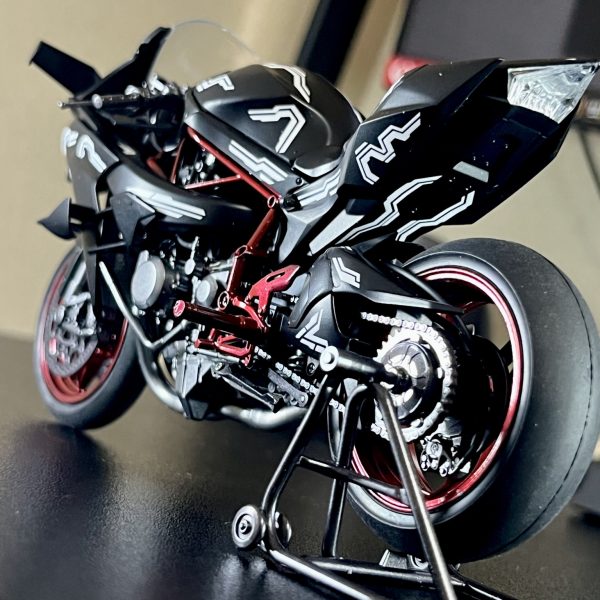 フラッグが乗る用のバイクが完成しました。人生初バイクプラモだったので、組立に苦労しましたがなんとかできました。改造箇所はハンドルのグリップとフットレストをフラッグ用に加工しています。現状フラッグのカラーリングはこのバイクとほぼ同じ感じになるかと思います(もしかしたら多少アレンジするかもだけど)。ちなみに塗料は地味にお金かけてます。武器を懸架させることも考えましたが、今回はなしにしました。また、デカールはUVライトで光るタイプのものを使用しています(ちょっとデカール貼り過ぎたかもだけど)。使用塗料は以下の通りです。共通下地:サフ→アンダーブラックⅡ・外装:カイゼリンブラックメタリック→GXクリアブラック→e-セミグロスクリアープレミアム(フッ素入)・ハンドル等:ハイファフレームメタリック→Ex-クリアー・エンジン回り:ダス・ゴーストフレームメタリック→Ex-クリアー・レッド: ダス・ゴーストフレームメタリック→GXクリアルージュ→Ex-クリアー（3枚目）