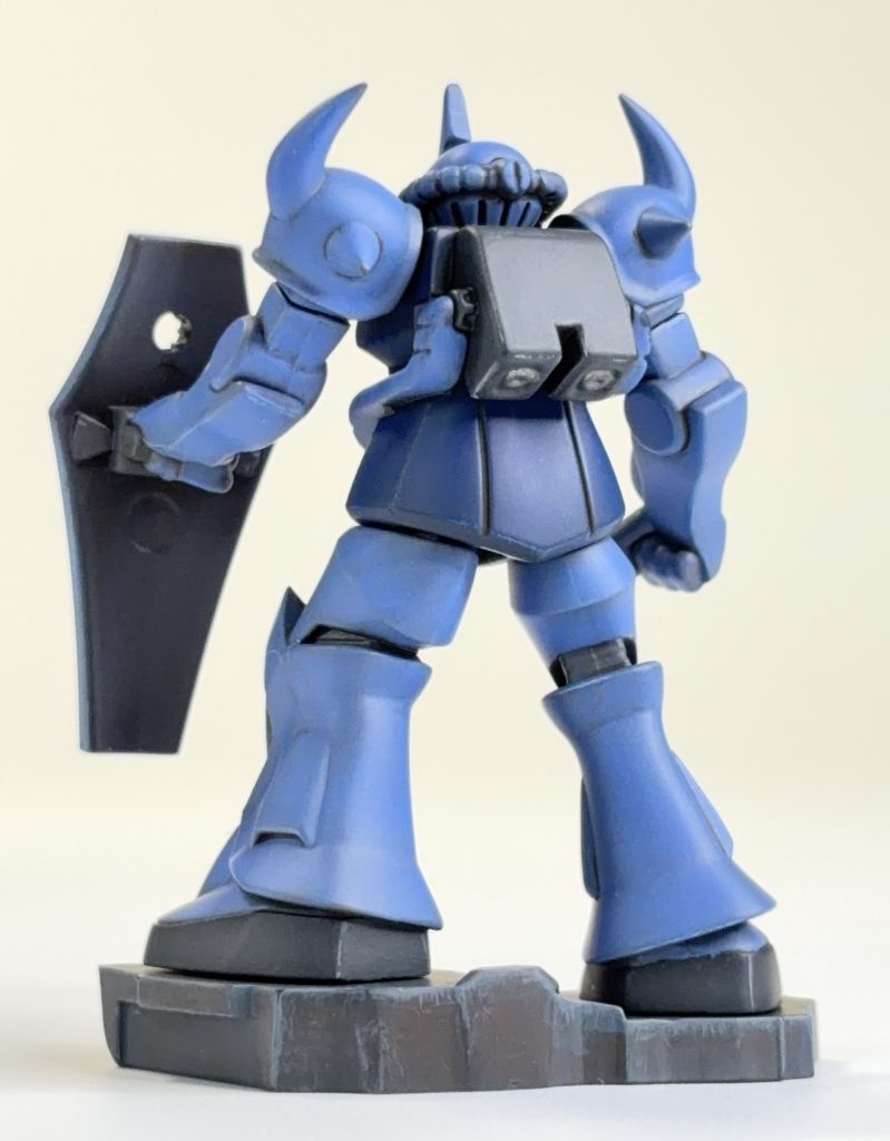 背面台座はエアブラシで茶色系の色を塗装した上からドライブラシをかけて仕上げています。