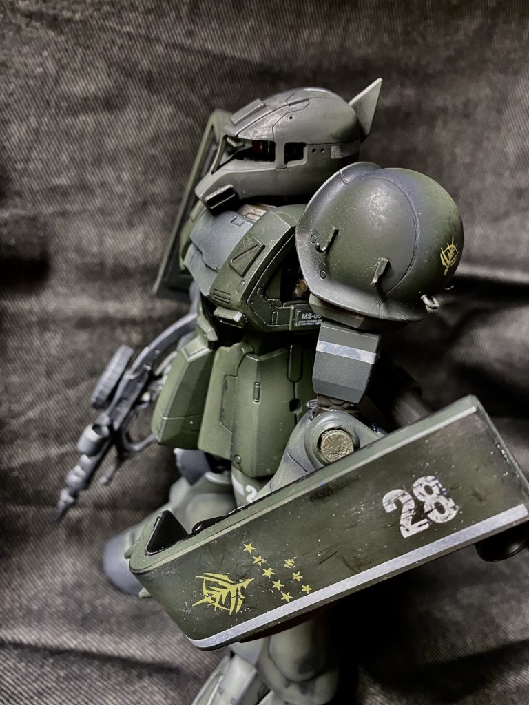 写真に撮るとだいぶ明るいグリーンになりますが、もっと暗いグリーンとグレーにて彩色してます。