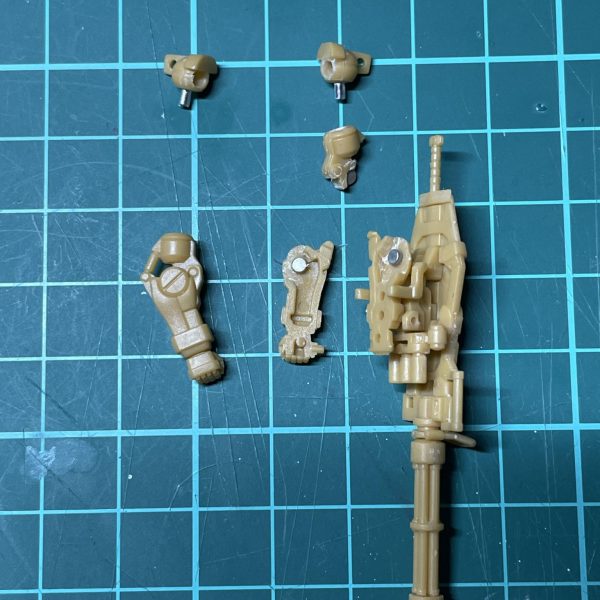 旧キットのパッケージが好きなので今回はそれ目指して頑張ります。とりあえず右腕は二の腕でy軸回転出来るように分割しました。左腕は二の腕の分割と肘にマグネット仕込んで可動出来るようにしました。両手持ち出来るようにはなったのはいいけど、なんか躍動感が無いと言うか無理に動かしただけと言うか、、、どうすれば自然にかまえられるのか😓（3枚目）