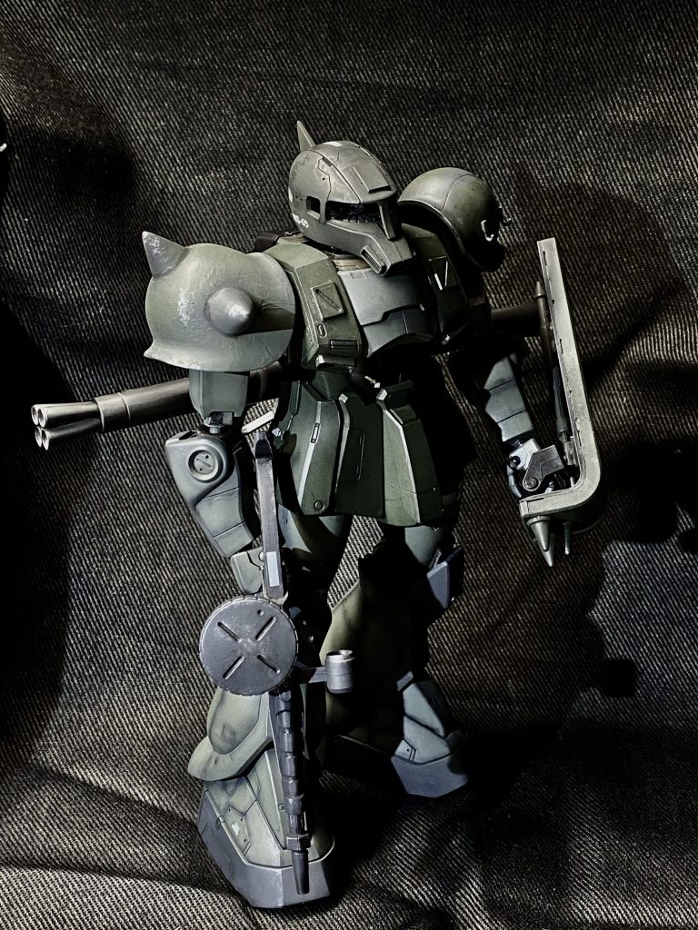 右肩のシールドとスパイクアーマーは差し替え式で製作。旧キットの 1／100シャアザクからの流用です。