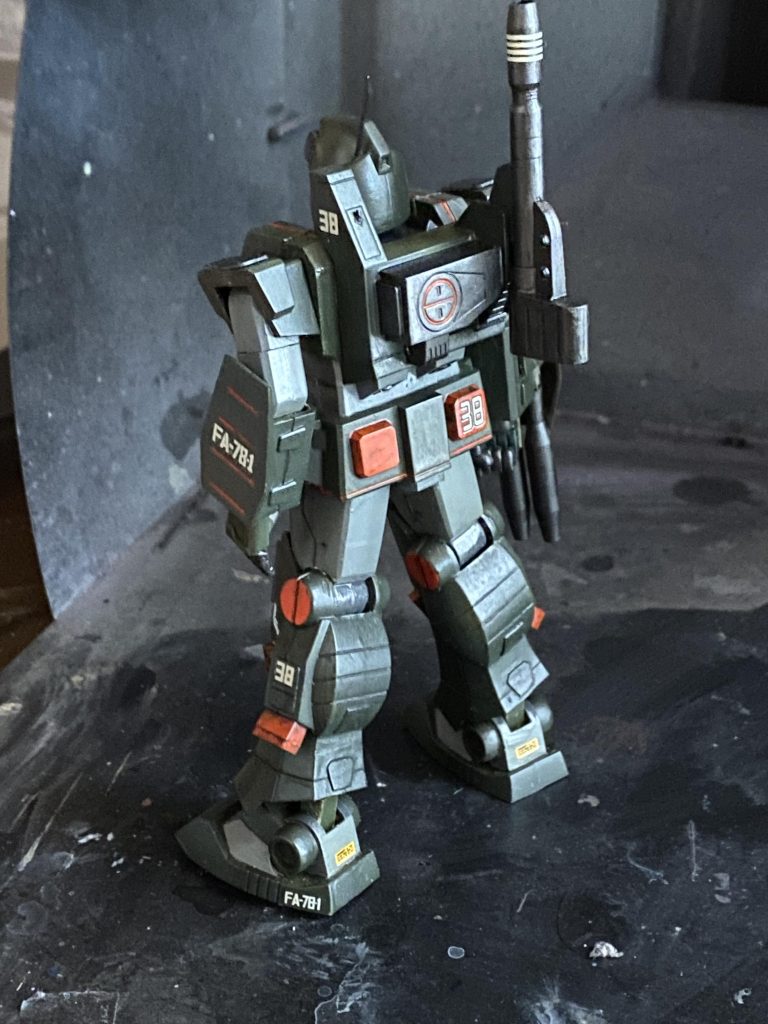 はるか昔の完成品をデカール貼って色を塗り直して再仕上げしてるので合わせ目が残ってます。