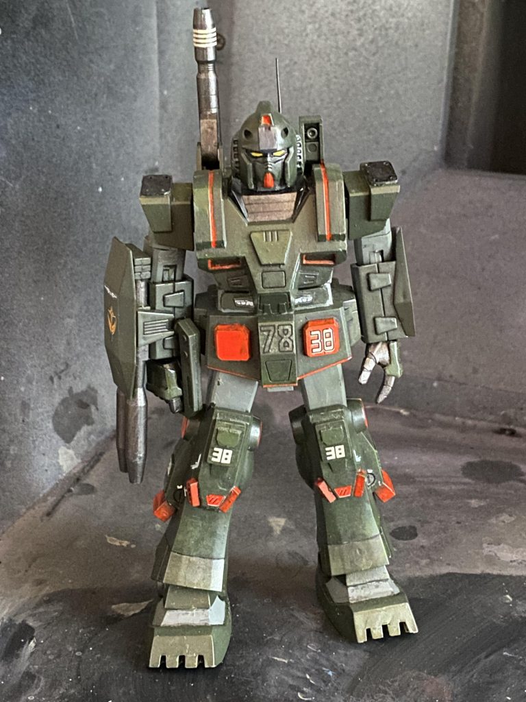 仕上げにお試しで購入したダイソーの艶消しスプレー使ってみましたが、半光沢にしかなりませんね。