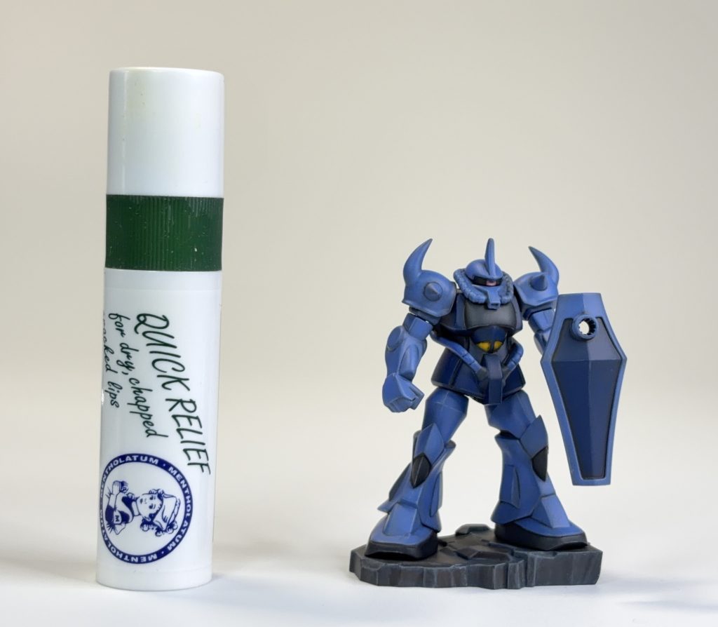 恒例のリップクリームとのサイズ比較、小さいですが色が少ないので、比較的短時間でできます！チョコサプかなり気に入ってます✨