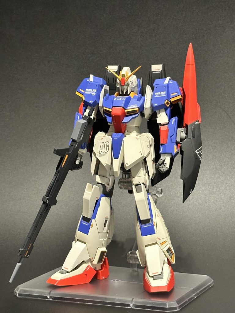 形状変更は一切していません。以下の作業をひたすらやりました。・各種表面処理・合わせ目処理、後ハメ加工(全身合わせ目だらけ...しかもガンプラと違ってパーツ同士はピッタリ合わないので要パテ盛り)・スジボリの彫り直し正直処理が甘い箇所も多数あるのですが、自分の力量では一生完成しなくなるので...ある程度妥協して完成を優先しました。