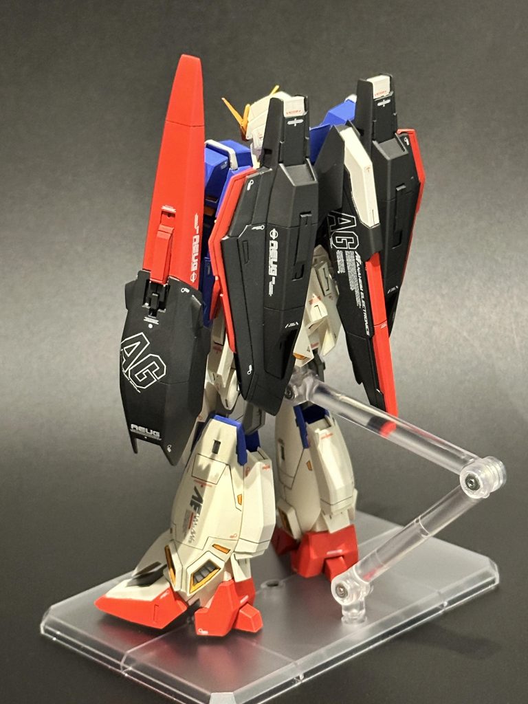今回の塗装は、基本的にガイアのバーチャロンカラーで統一してみました。根性のマスキング!◆塗装レシピ白:ガイア ウォームホワイト青:ガイア ブライトロイヤルブルー赤:ガイア ローズブライトレッド黄:ガイア ビビッドオレンジ黒:ガイア ニュートラルグレーⅣ + ガイア EXブラック関節:クレオス ダークアース + クレオス ブラック + ガイア ピュアホワイト センサー:クレオス 蛍光グリーン + ガイア ピュアホワイト武器:クレオス MSファントムグレー + ガイア EXホワイトトップコート:クレオス スーパースムースクリア つや消しデカールはHGUCユニコーン用などを使ってGFF風に。マーキングだけ少し派手に遊んでみました。