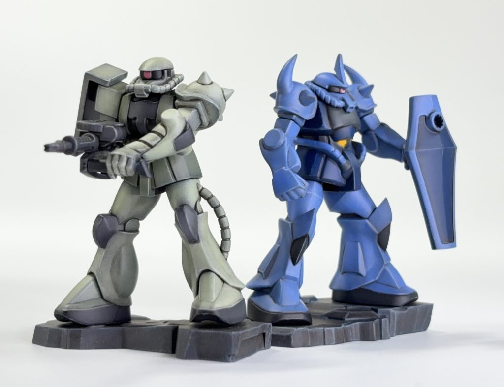 やはりグフはザクと並べると絵になりますね！