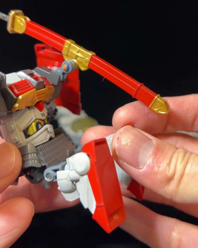 後ろから見るとこんな感じ。顔がハッキリ見えてしまうので、バズーカは顔を隠すようにマウントするようにしています