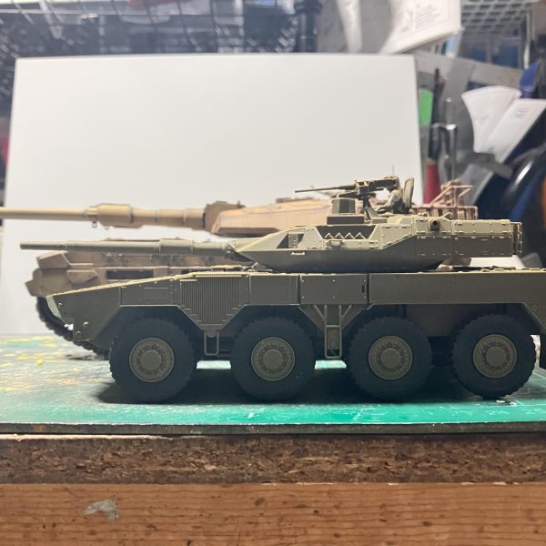 61式戦車と共に何か置きたいと思い1/48の装甲車または車輌を考えてましたまずはアメリカ軍の車輌か装甲車がいいなぁって探しましたが、現物は無く通販でもプレ値になってて断念😢変わりに現物で売ってたのが自衛隊の16式機動戦闘車があって、ガンダムの車両って現代のデザインに似ているから、こっちでも良いかなぁって思いました早速、組もうと思い箱を開けた印象、デカくねってなり、組めば多少は小さくなるかなぁっと思いましたが、そう上手くいかずデカいままでした💦💦初めて戦車を作ったのが1/48 Ⅳ号戦車とタイガーⅠを並べでも大きい(長い?)イメージではタイガーⅠと同じくらいかと思ってましたψ(`∇´)ψジオラマを置く場所が無いから、あまりデカくしたくなかったのに〜一応、16式機動戦闘車も写真を参考にディテールアップしていきます♪でも、分からないのがアンテナです普段は畳んでて、写真では前を向いているが、説明書では斜め後方でした向きは気にしなくていいのかなぁ🤔まだ、確定でなく最終的にスペースしだいでジオラマは変えていきます(//∇//) (2枚目)