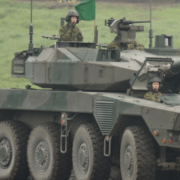 61式戦車と共に何か置きたいと思い1/48の装甲車または車輌を考えてましたまずはアメリカ軍の車輌か装甲車がいいなぁって探しましたが、現物は無く通販でもプレ値になってて断念😢変わりに現物で売ってたのが自衛隊の16式機動戦闘車があって、ガンダムの車両って現代のデザインに似ているから、こっちでも良いかなぁって思いました早速、組もうと思い箱を開けた印象、デカくねってなり、組めば多少は小さくなるかなぁっと思いましたが、そう上手くいかずデカいままでした💦💦初めて戦車を作ったのが1/48 Ⅳ号戦車とタイガーⅠを並べでも大きい(長い?)イメージではタイガーⅠと同じくらいかと思ってましたψ(`∇´)ψジオラマを置く場所が無いから、あまりデカくしたくなかったのに〜一応、16式機動戦闘車も写真を参考にディテールアップしていきます♪でも、分からないのがアンテナです普段は畳んでて、写真では前を向いているが、説明書では斜め後方でした向きは気にしなくていいのかなぁ🤔まだ、確定でなく最終的にスペースしだいでジオラマは変えていきます(//∇//) (6枚目)