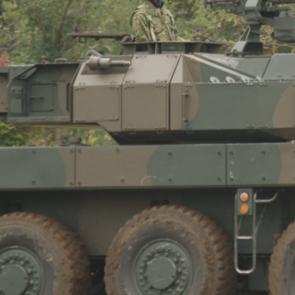 61式戦車と共に何か置きたいと思い1/48の装甲車または車輌を考えてましたまずはアメリカ軍の車輌か装甲車がいいなぁって探しましたが、現物は無く通販でもプレ値になってて断念😢変わりに現物で売ってたのが自衛隊の16式機動戦闘車があって、ガンダムの車両って現代のデザインに似ているから、こっちでも良いかなぁって思いました早速、組もうと思い箱を開けた印象、デカくねってなり、組めば多少は小さくなるかなぁっと思いましたが、そう上手くいかずデカいままでした💦💦初めて戦車を作ったのが1/48 Ⅳ号戦車とタイガーⅠを並べでも大きい(長い?)イメージではタイガーⅠと同じくらいかと思ってましたψ(`∇´)ψジオラマを置く場所が無いから、あまりデカくしたくなかったのに〜一応、16式機動戦闘車も写真を参考にディテールアップしていきます♪でも、分からないのがアンテナです普段は畳んでて、写真では前を向いているが、説明書では斜め後方でした向きは気にしなくていいのかなぁ🤔まだ、確定でなく最終的にスペースしだいでジオラマは変えていきます(//∇//) (7枚目)