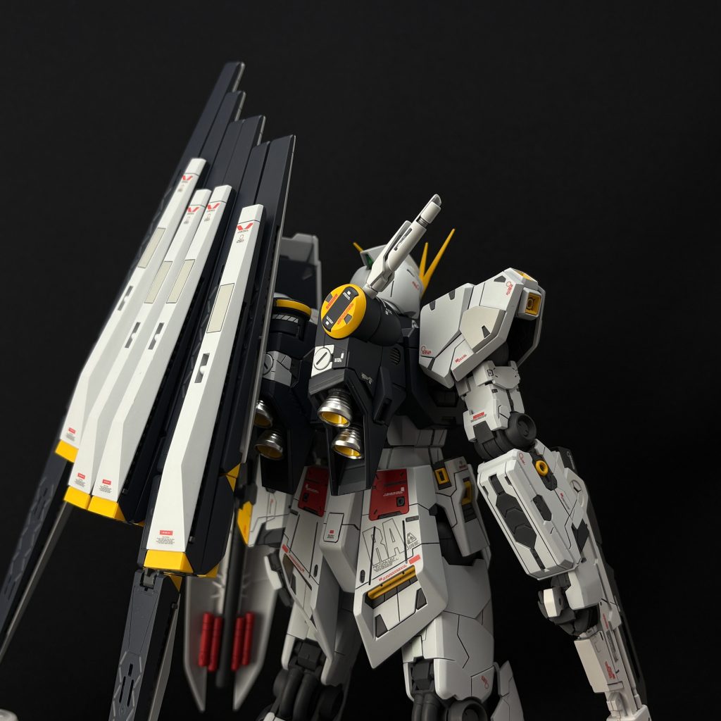 例えば、今回使ったのがスーパーシェルホワイト。これは、自分で作ろうとすると難しいデリケートなオフホワイト。しかも寒色寄りなので、青系の色が多いガンダムと相性がとてもいい白です。