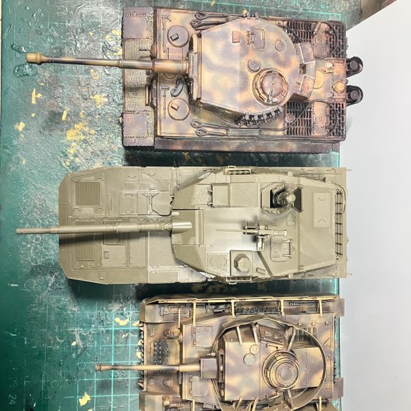 61式戦車と共に何か置きたいと思い1/48の装甲車または車輌を考えてましたまずはアメリカ軍の車輌か装甲車がいいなぁって探しましたが、現物は無く通販でもプレ値になってて断念😢変わりに現物で売ってたのが自衛隊の16式機動戦闘車があって、ガンダムの車両って現代のデザインに似ているから、こっちでも良いかなぁって思いました早速、組もうと思い箱を開けた印象、デカくねってなり、組めば多少は小さくなるかなぁっと思いましたが、そう上手くいかずデカいままでした💦💦初めて戦車を作ったのが1/48 Ⅳ号戦車とタイガーⅠを並べでも大きい(長い?)イメージではタイガーⅠと同じくらいかと思ってましたψ(`∇´)ψジオラマを置く場所が無いから、あまりデカくしたくなかったのに〜一応、16式機動戦闘車も写真を参考にディテールアップしていきます♪でも、分からないのがアンテナです普段は畳んでて、写真では前を向いているが、説明書では斜め後方でした向きは気にしなくていいのかなぁ🤔まだ、確定でなく最終的にスペースしだいでジオラマは変えていきます(//∇//) (4枚目)