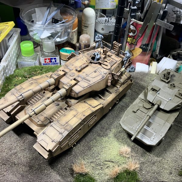 A4の額縁を買って来て、配置を考えてました2輌並べた場合のダグインでは土を盛るスペースが足りないなぁっと感じましたですので、別のパターンを考えました兵士をたくさん使った動きのあるシーンを切り抜いた感じにしてみましたスペースがあるのでスラットアーマーとリアクティブアーマーを使う予定です以前作ったベースを使うか、新しく作るか、どうするか考えます2パターン目は61式戦車単体でのダグインこれはイグルーのホワイトオーガ戦前に行った演習時の風景を参考にしたシーンとなります地面に潜るのでスラットアーマーが邪魔になるかと思うのでリアクティブアーマーのみにしようかなぁっと思います両方やりたい所ですが、ここは月末までに間に合えば良いのですが分かりません💦(2枚目)