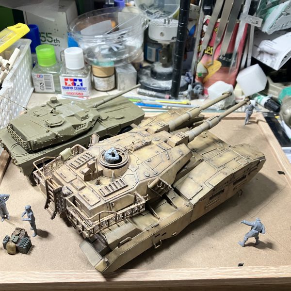 アドバイスを貰いつつ、構図をやり直して前回の16式機動戦闘車と61式戦車2輌から61式戦車単体にて手前の空いたスペースを考えましたイメージはハルダウン、戦車を隠すように周りに土を盛る作業をしている土木工事スコップで整地してたり、土嚢と丸太を運んでたり、その丸太を使い土を囲う作業風景を考えてみました土嚢、何キロあるんだか知らないですが、力持ちの兵士と言うことにします∩^ω^∩まだ大まかなイメージなんで配置を考えながらやろうと思いますψ(｀∇´)ψ（2枚目）