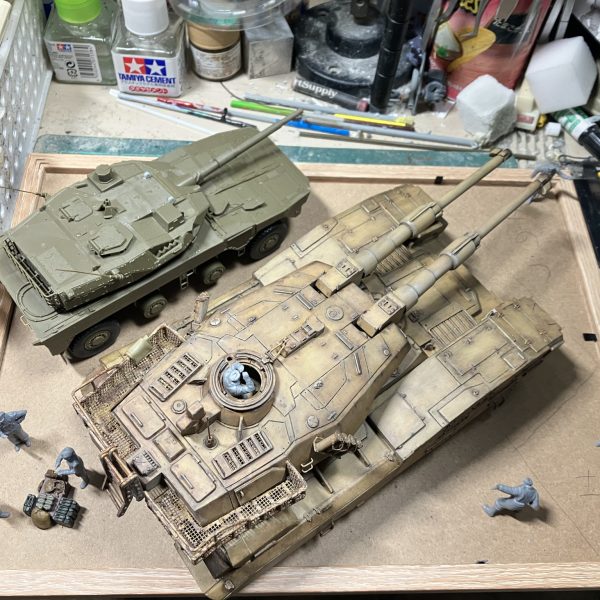 ジオラマのアドバイスを貰い、もう一度配置を考え直しましたψ(｀∇´)ψ正面を見せた方がいいと思った固定概念、自分では思い浮かばない構図でした前ではなくケツを見せると言うアイデア、斬新でした(//∇//)それを踏まえてA4サイズにして、配置を決め塹壕を作っている最中に作戦を練っている司令官を考えてみましたジオラマ、兵士数人、16式機動戦闘車と時間的に決めないと締め切りに間に合わないと思い、これで始めて行きます( ^ω^ )（2枚目）