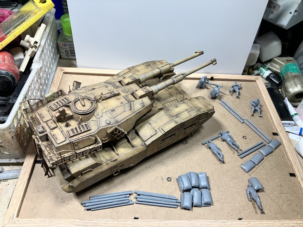 構図を考えている様子結局、タミヤの土嚢は使わず100均のねんどを使いました