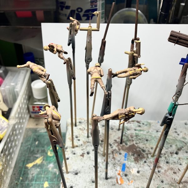 1/48の兵士と小物類を塗装しました(//∇//)兵士は頭と腕の角度を変えたりして、場面に合わせたポーズにしましたあとはベースを進めていき、土嚢を置こうかなぁっと思い樹脂粘土を買ってきましたタミヤの土嚢セットでは全部同じ形だから融通が効かないから試しに作ってみます∩^ω^∩（2枚目）