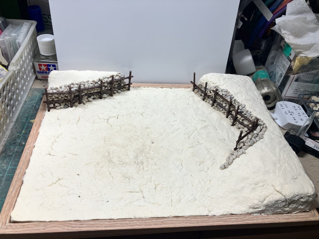 スタイロを使って高さを稼ぎ、ねんどを盛りました