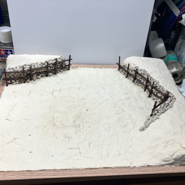 1/48の兵士と小物類を塗装しました(//∇//)兵士は頭と腕の角度を変えたりして、場面に合わせたポーズにしましたあとはベースを進めていき、土嚢を置こうかなぁっと思い樹脂粘土を買ってきましたタミヤの土嚢セットでは全部同じ形だから融通が効かないから試しに作ってみます∩^ω^∩（3枚目）