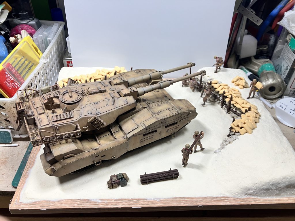 場面としては荒野の平地周りは草木も無い、何も無い場所を想定地面を盛って戦車を隠すための工事の様子